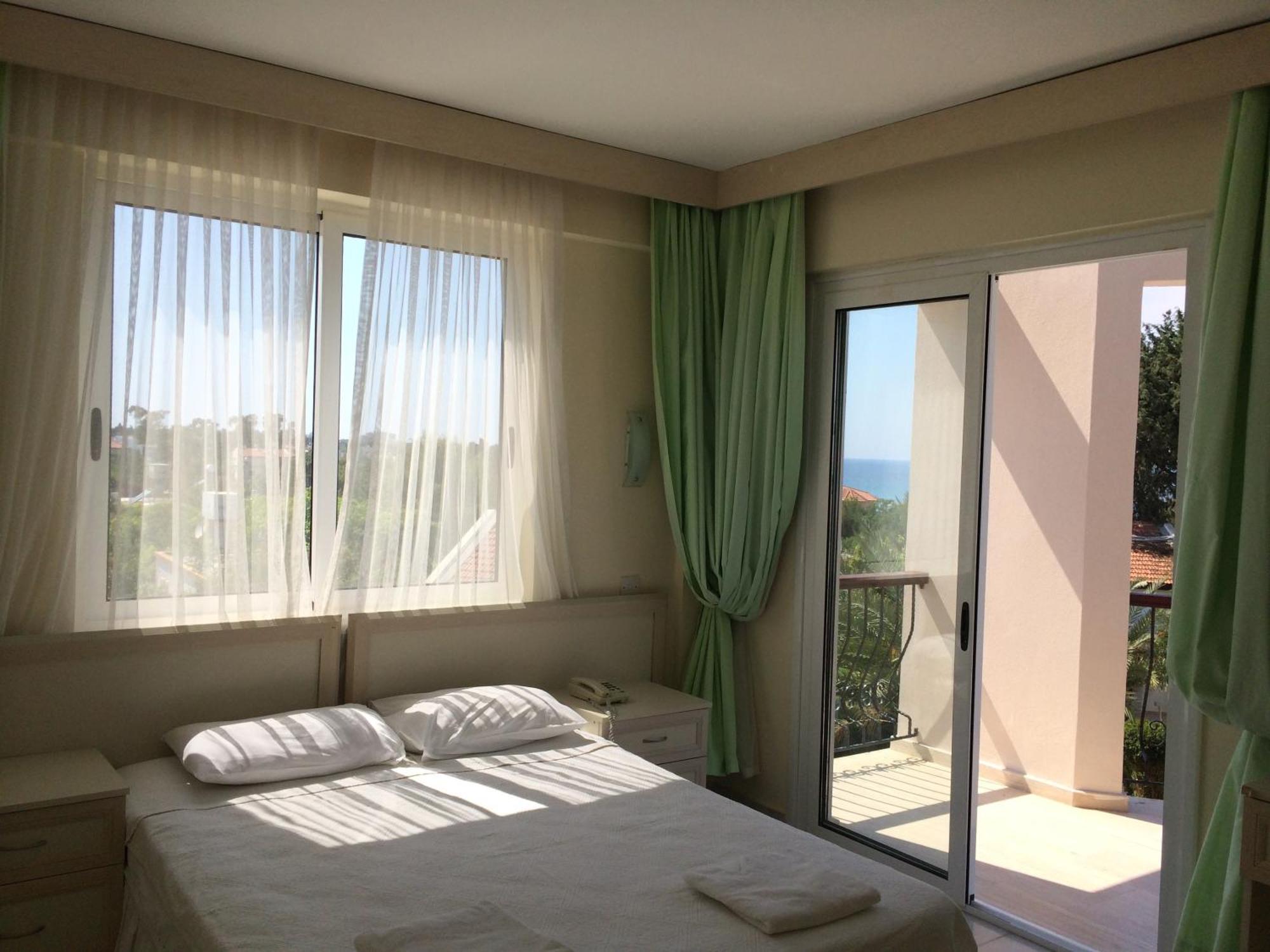 The Prince Inn Hotel & Villas Agios Georgios  エクステリア 写真