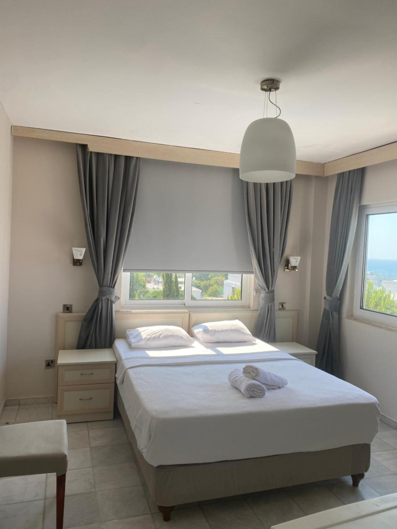 The Prince Inn Hotel & Villas Agios Georgios  エクステリア 写真
