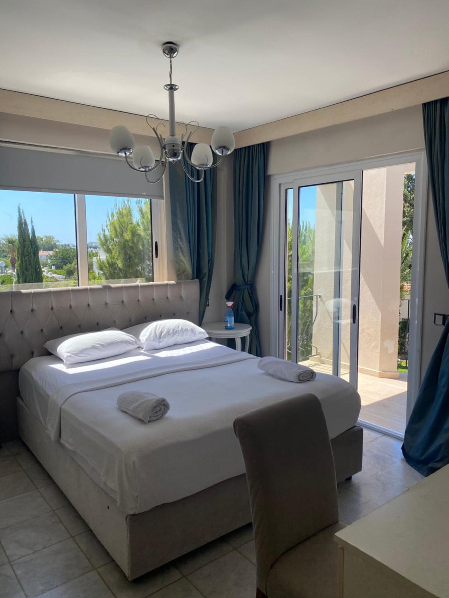 The Prince Inn Hotel & Villas Agios Georgios  エクステリア 写真