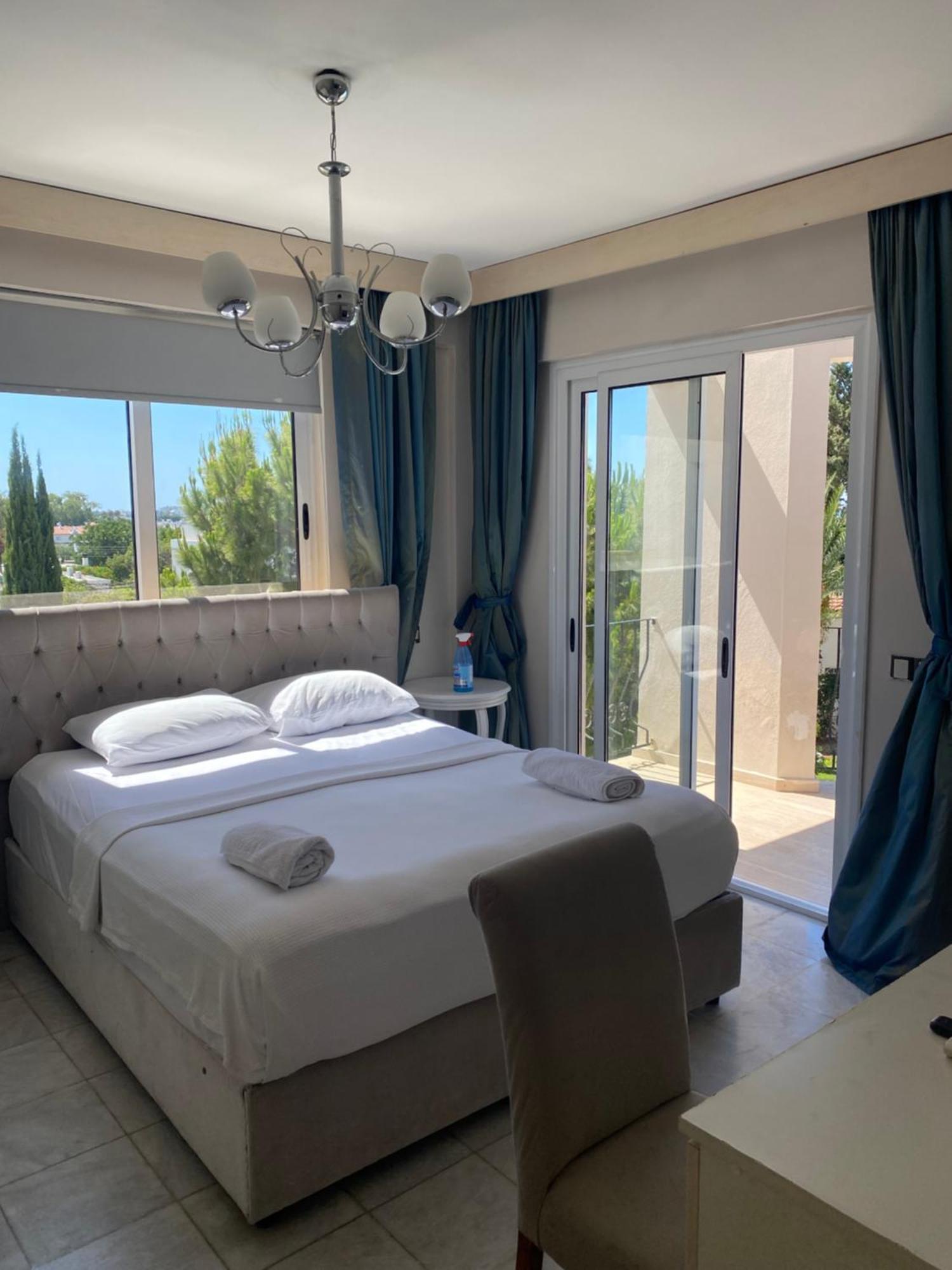The Prince Inn Hotel & Villas Agios Georgios  エクステリア 写真