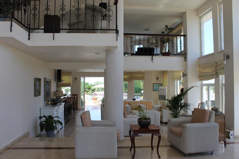 The Prince Inn Hotel & Villas Agios Georgios  エクステリア 写真