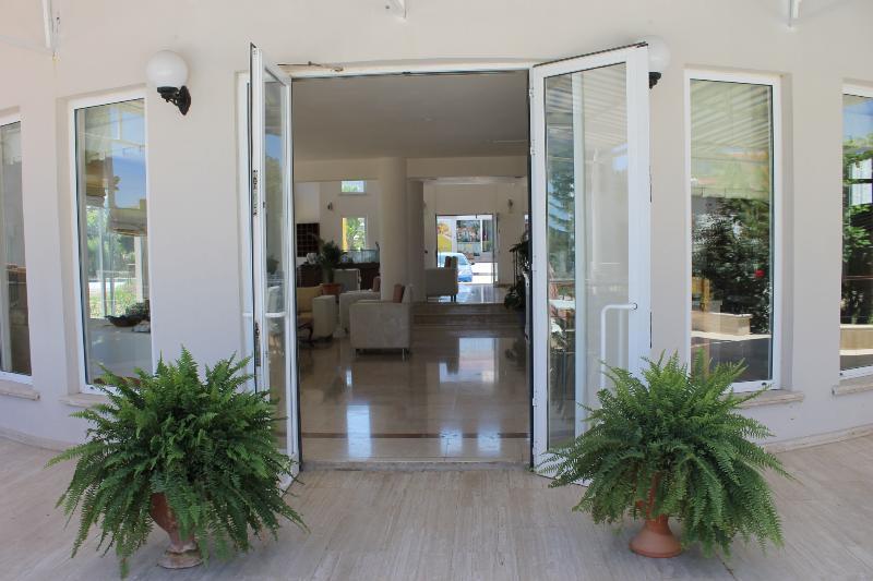 The Prince Inn Hotel & Villas Agios Georgios  エクステリア 写真